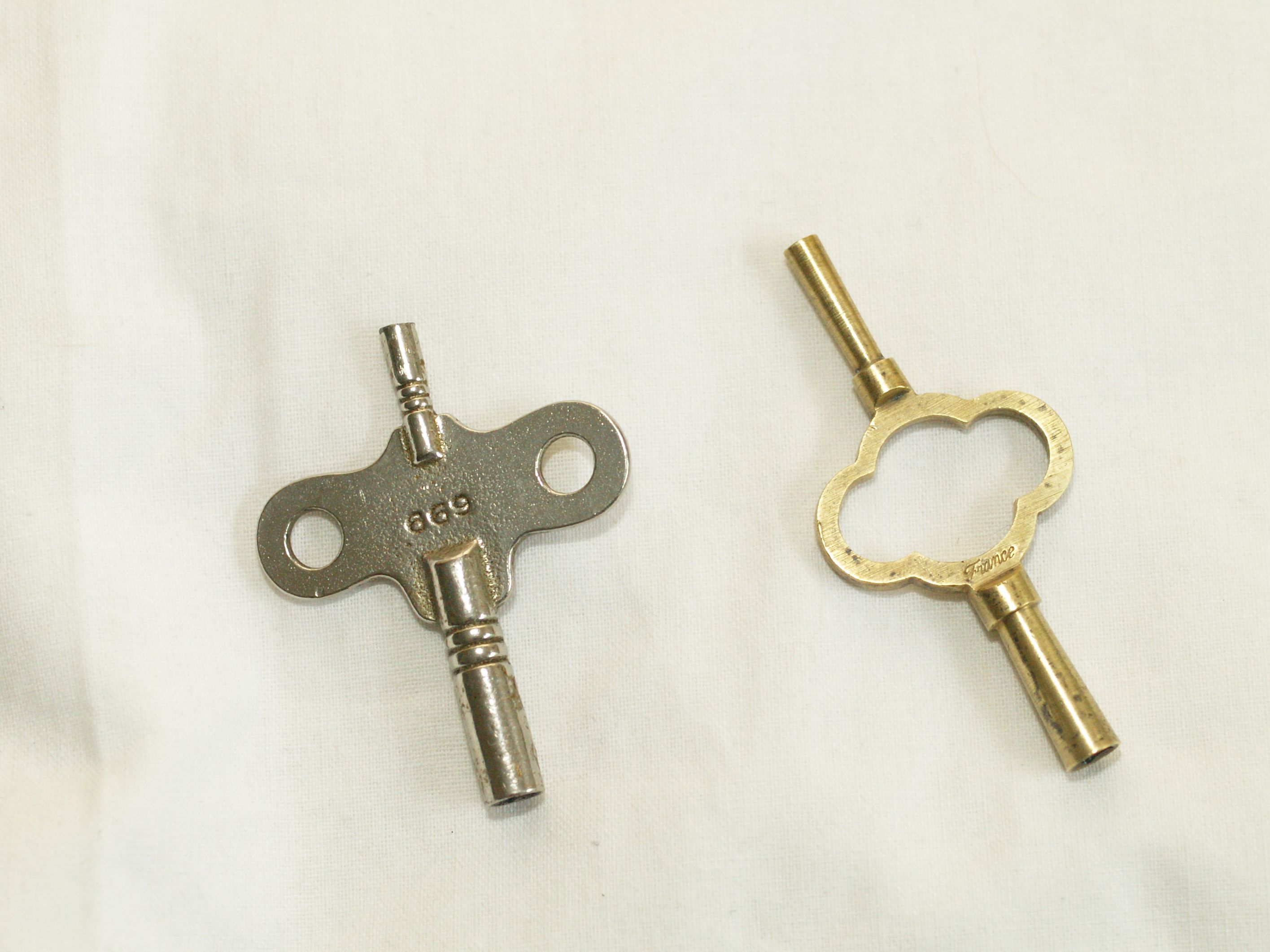 WALL CLOCK TRAVEL CLOCK KEY DOUBLE END SIZE 2 KEY 2.75 MM  SMALL END 1.75 MM 