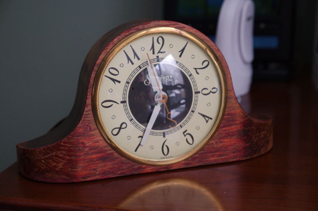 Sessions 3W electric table clock